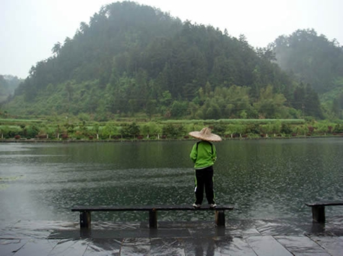 下雨钓鱼怎么样注意事项_WWW.YUJUCEPING.COM