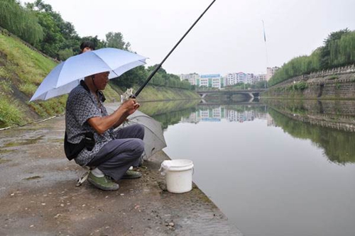 下雨天好钓鱼吗_WWW.YUJUCEPING.COM